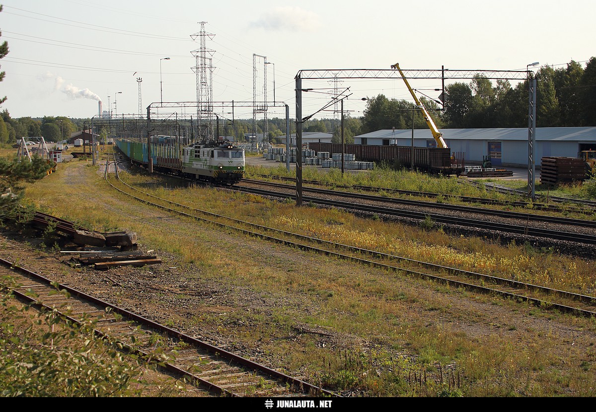 T2340 @ Lappeenranta 17.08.2018
Lappeenrannassakin näyttää olevan toimintaa ja vaunuja! Ratapihallakin vaunuja kolmella eri raiteella: vasemmalla Mustolan paperivaunuja, keskellä Mustolan Kouvolan kautta kulkevat venäläisvaunut ja oikealla lauritsalalaisen jostain syystä Lappeenrantaan pudottama tyhjä Hai-sarjan rättivaunuletka.
Avainsanat: T2340 Sr1_3008 20180817