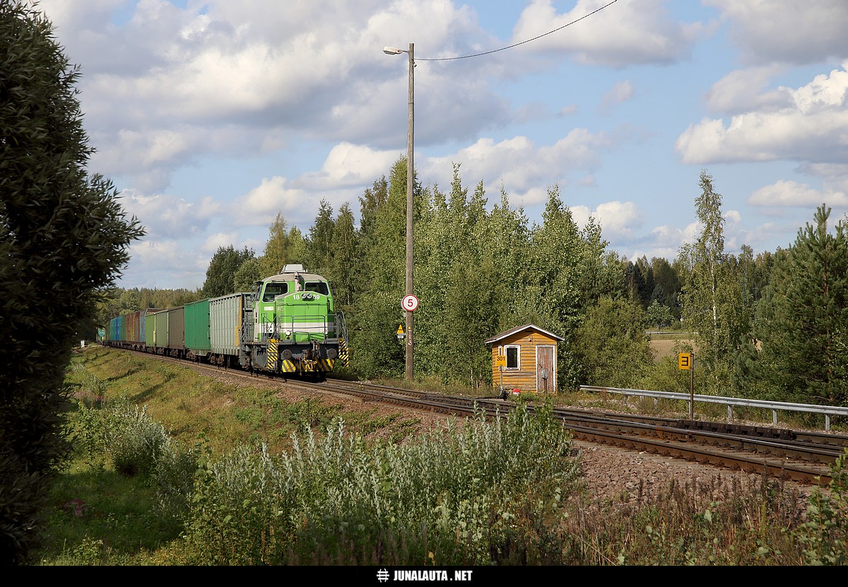 Seepra työntyrinä Imatrankoskelta Imatralle 17.08.2018
Kuinka monta veturia ja operaattoria tarvitaan raakapuuvaunuroikan saamiseksi itärajan takaa kuitupuukattilaan? :) :) :)
Avainsanat: Dr14_1869 Dr14 vaihtotyöliikenne vaihtotyöliikenne_Imt 20180817