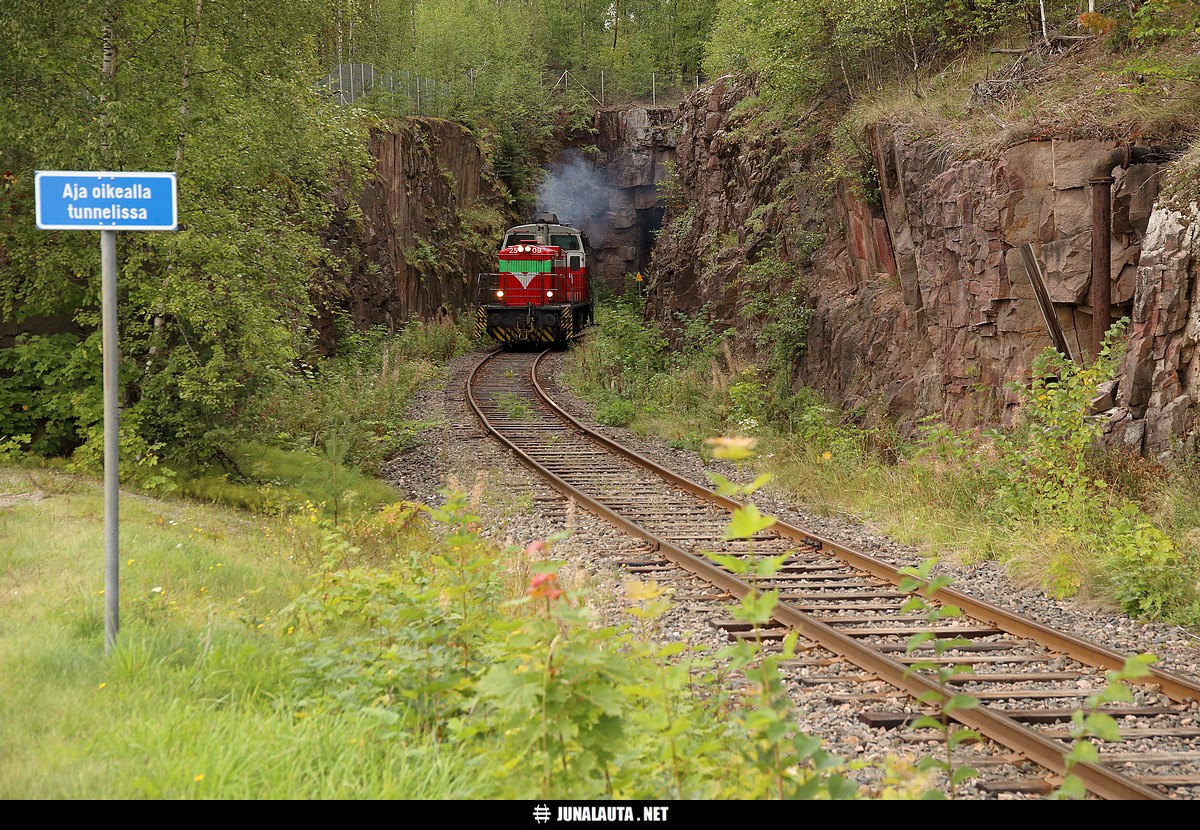 Ohjeistusta tunneliajoon Voisalmensaaressa 30.08.2018 :)
Tunnelissa on tosiaan hyvä ajaa oikella, koska vastaan voi tulla juna tai veturi - tässä tapauksessa sahalle kahdeksan Sp-sarjan vaunua vienyt Lappeenrannan päivystysveturi! :)
Avainsanat: Dv12_2509 tunnelikuva lappeenrantalaine vaihtotyöliikenne vaihtotyöliikenne_Lr 20180830