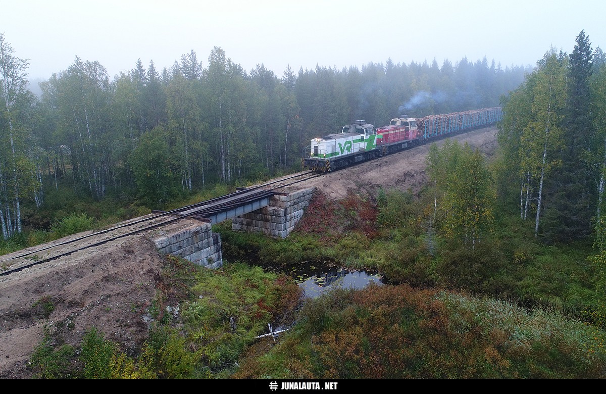 PAI65647 @ Ristijärvi 09.09.2018
Dronet mahdollistavat nyt kuvaamisen korkeuksilta, miltä kuvaaminen on aiemmin ollut mahdotonta, eli maanpinnan ja lentoliikenteen käyttämän ilmatilan väliltä! Esimerkkinä olkoon tämä kuva Heikkisenjoen teräslevysillalta Ristijärven eteläpuolelta, missä kuvauskorkeus on vain muutama metri. Pieni aukea paikka mahdollisti lentokorkeuden pudottamisen puunlatvojen alapuolelle niin että radan hiekkapohja ja sillan vast'ikään uusitut puupölkyt saatiin näkymään mahdollisimman edustavasti junan edellä.
Avainsanat: PAI65647 Dv12_2647 Dv12_2654 raakapuujuna hyrynsalmelaine teräslevysilta dronekuva PAI-liikenne 20180909