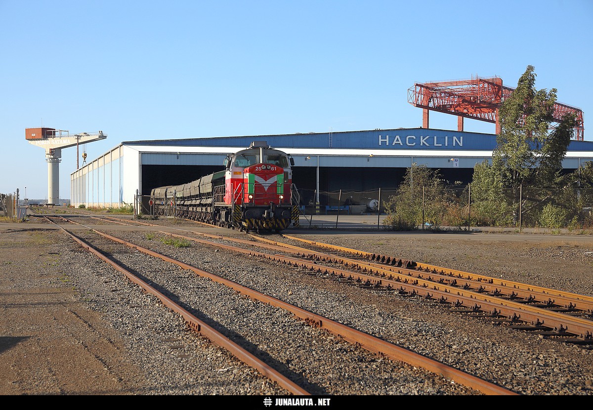 Rikastejuna Mäntyluodossa 19.09.2018
Harjavaltaan meneviä rikastejunia lastataan näemmä myös sisätiloissa puoräkuormaajilla :)
Avainsanat: T3859 Dv12_2561 rikastejuna vaihtotyöliikenne_Mn vaihtotyöliikenne mäntyluotolaine 20180919