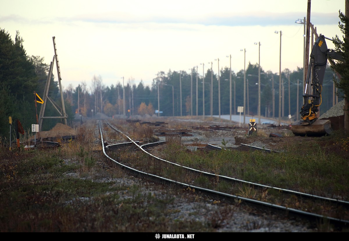 Joutilaiden raiteiden purkua Kemin Ajoksessa 15.10.2018
Rivinkarin ratapihalta poistetaan tarpeettomia raiteita ja vaihteita. Lisäksi Tuomilahden ratapiha Rivinkarin jälkeen on purettu pois ja korvattu suoralla ratayhteydellä Ajoksen satamaan.
Avainsanat: ratatyömaa purettu_rata ratapihakuva 20181015