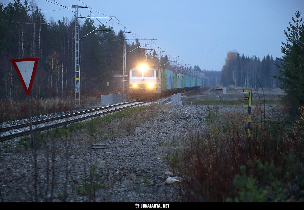 T3075 @ Kuivaniemi 15.10.2018
Avainsanat: T3075 raakapuujuna poistettu_tasoristeys ylivieskalaine Sr1_3009 liikennepaikkamerkki eristysmerkki 20181015