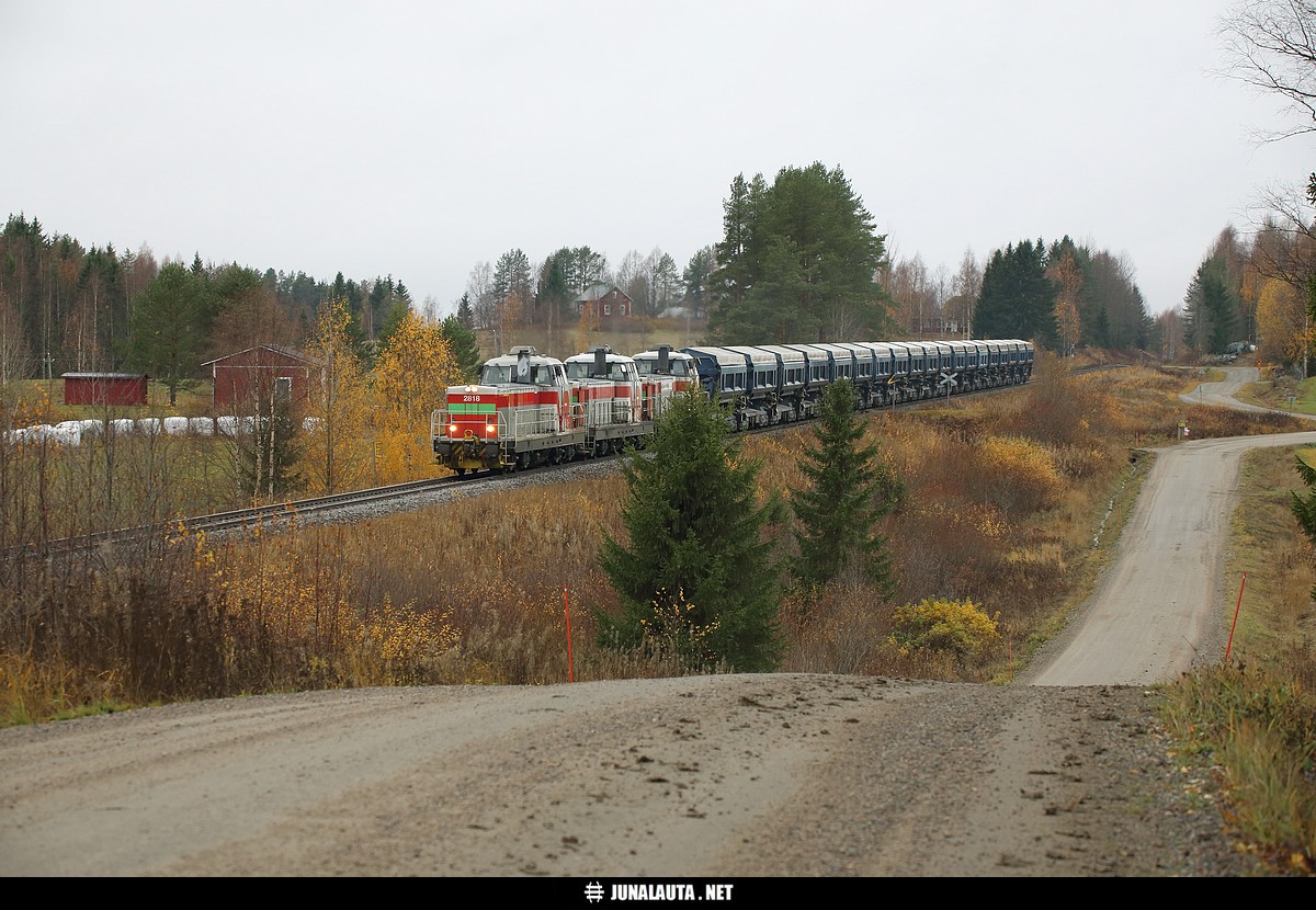T5283 @ Runni 17.10.2018
Tämä juna tuli kuvattua ilmasta käsin jo Kuonanjärvellä, mutta harmaasta kelistä ja kuvassa näkyvästä syystä tämä Runnin kuva on junalle paljon edustuksellisempi! Kaksi ensimmäistä veturia jatkoi Ruokosuolle ja vaunurunko edelleen dieselvetoisesti (2 Dv12) kohti Talvivaaraa.
Avainsanat: T5283 talvivaaralaine Dr16_2818 Dr16_2822 Dr16_2821 20181017