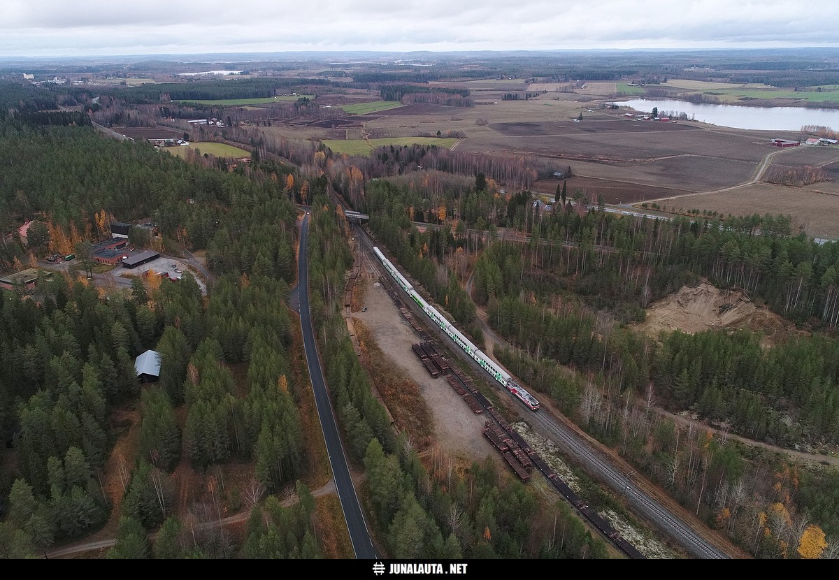 IC70 @ Ohenmäki 18.10.2018
Avainsanat: dronekuva joutilaat_vaunut Sr1_3061 IC70 Komsor 20181018