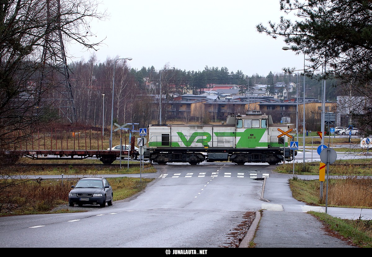 Vaihtotyöyksikkö Viheriäisistä 13.11.2018
Kuuden vuoden takainen kuva piti käydä päivittämässä ihan vain varmuuden vuoksi dieselkaluston suhteen! :)
Avainsanat: Dv12_2618 vaihtotyöliikenne tasoristeyskuva nestekaasujuna viheriäläläine Ezx-vaunu 20181113