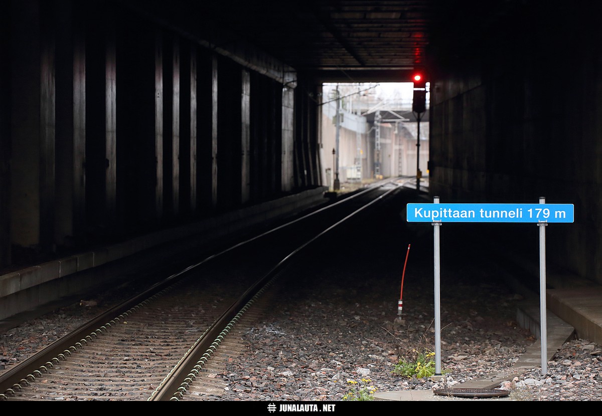 Kupittaan tunneli 179m
Rataverkoston uusin, tänä vuonna valmistunut "kaksiosainen" tunneli löytyy hieman yllättäen Kupittaalta! :) 
Kuvassa raide 501 Turun suuntaan. 

Seuraava tunneli valmistunee Tampereelle?
Avainsanat: tunnelikuva 20181113