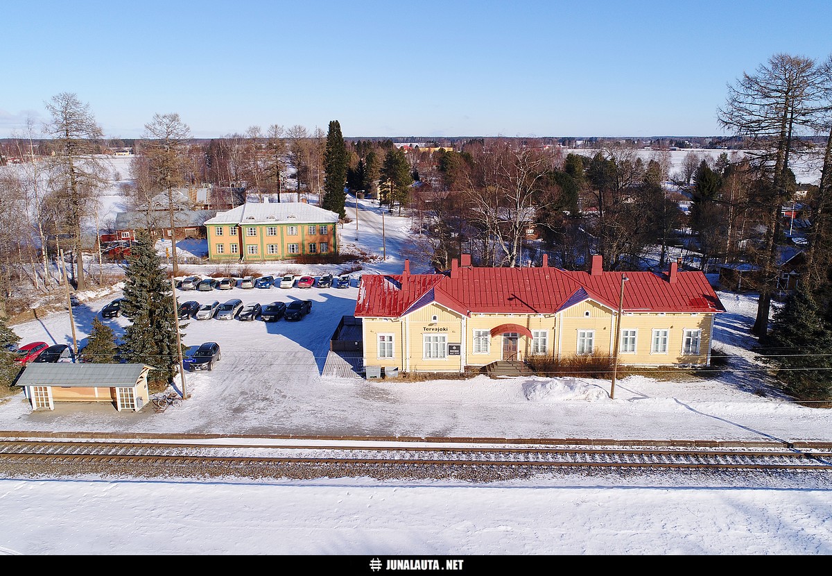 Tervajoki 05.03.2019
Tervajoella näyttää kannattavan raottaa junanovia, mutta Laihialla ei? :)
Avainsanat: dronekuva asemarakennuskuva 20190305
