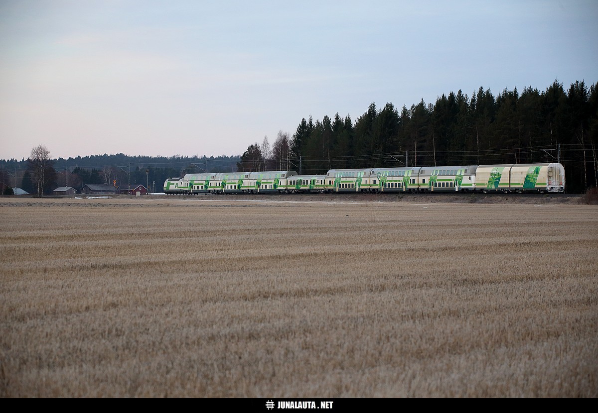 IC904 @ Kylmäkoski-Urjala 28.03.2019
Avainsanat: IC904 Sr2_3240 yöjuna tasoristeyskuva viljapeltokuva 20190328