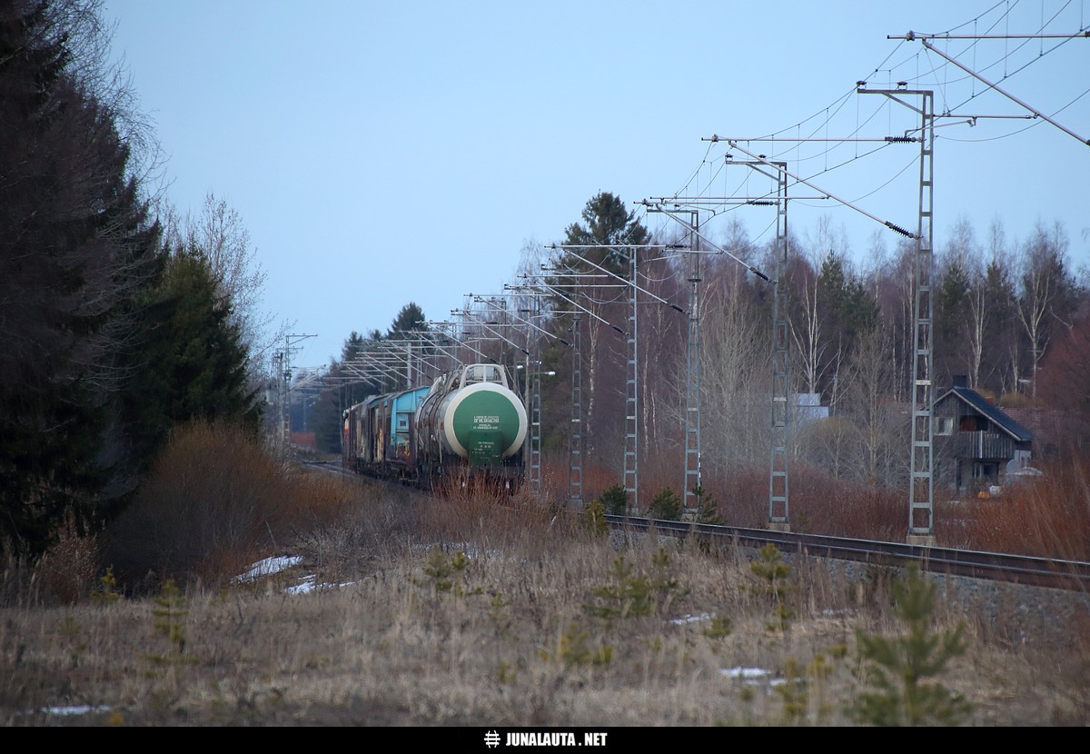 T3515 @ Mellilä 28.03.2019
Tämä juna piti kuvata Loimaalla, mutta se päättikin ottaa ja pysähtyä Mellilään juuri ennen tasoristeystä niin että tasoristeys huusi punaista puomit alhaalla reilun tunnin ajan! :) 

Turusta lähtenyt IC ohitti Kyrön ja jatkoi kohti Mellilää ja Loimaata, joten ehdin näillä jalansijoilla jo hetken iloita mahdollisesta työntöoperaatiosta - jota ei sitten tullutkaan... Olisiko tämä edes ollut lupapoliittisesti mahdollista ilman että matkustajilla olisi turvakypärät päässä? :) :) :) 

Lopulta juna lähti omin avuin matelemaan eteenpäin.
Avainsanat: T3515 Dv12_2733 Dv12_2559 turkulaine 20190328