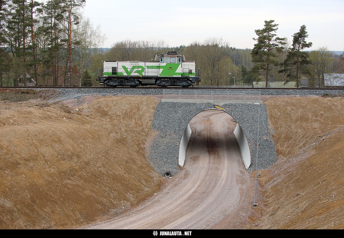 Vet11631 @ Dragsvik 26.04.2019
Vectroneiden (3322 ja 3323) noutaja Dragsvikin uudella alikululla.
Avainsanat: Vet11631 Dv12_2656 20190426