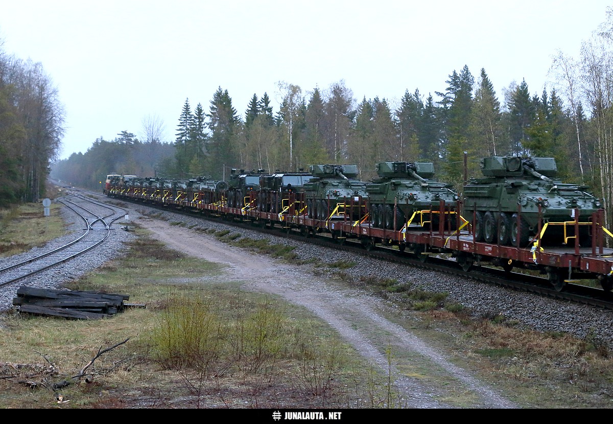 T48xx @ Dynamiittivaihde (Hanko) 02.05.2019
Hangon sataman [i]"puoliperämiesten tietotoimistosta"[/i] tulleen ilmoituksen mukaan Hankoon saapuneesta roro-aluksesta purkautui myös kuvassa näkyvää kalustoa! 

Sitähän oli sitten lähdettävä siltä istumalta tarkistamaan! :)

Kaukopartioreissusta selvittiin tällä kertaa ilman asiaan muutoin kuuluvaa [i]henkilöpapereiden esittelyä[/i]! :)
Avainsanat: Dv12_2620 sotilasjuna T48xx 20190502