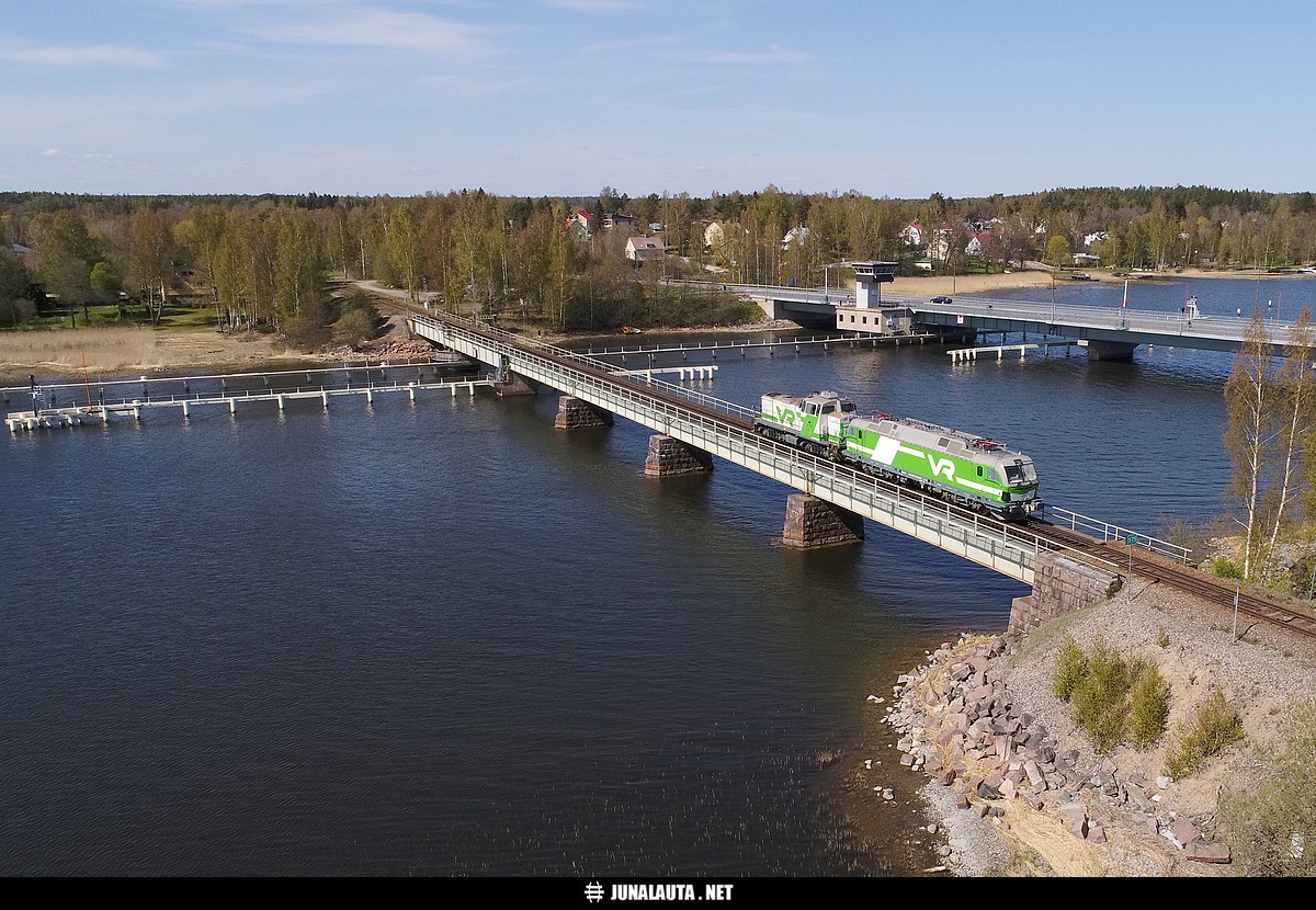 Vectron Sr3 3309 (FIHKO -> DERSK) @ Tammisaari 09.05.2019
Kemijärvellä tasoristeysonnettomuudessa joulukuussa vaurioitunut Sr3 3309 (91 10 3103 309-3) hinattiin Ilmalasta Hangon satamaan, mistä matka jatkuu myöhemmin Siemensin tehtaalle Saksaan. 
Avainsanat: Vectron Sr3_3309 Dv12_2646 VET11631 siltakuva dronekuva 20190509