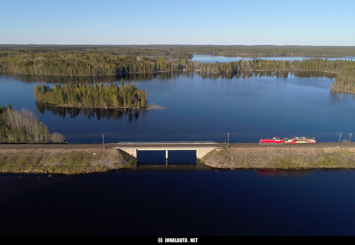 Vet11882 @ Vahojärvi (Parkano) 17.05.2019
Tuttu Vahojärven ratapenger uudesta kuvakulmasta nähtynä... Tai oikeastaan Vähäjärven (penkereen takana) ja Tulilammen (penkereen edessä) välissä oleva penger - itse VahoJÄRVI siintää vasta taustalla niemankärjen takana! ;) 

Vahojärvi (Vjr) sijaitsee puolestaan noin kilometri sillalta oikealle.
Avainsanat: Vet11882 Sr1_3042 Dv12_2515 dronekuva pengerkuva 20190517