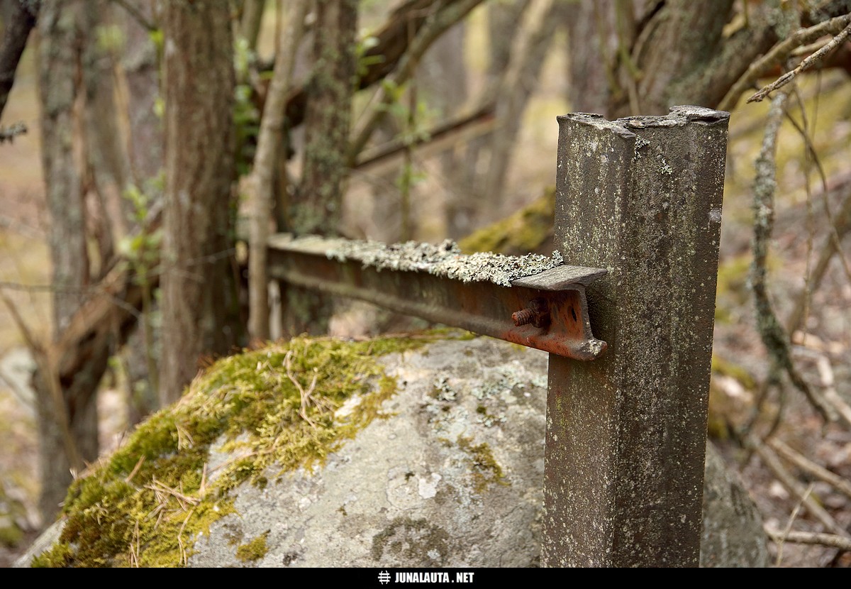 Ratakiskoa Brödtorpin soramontulla vuonna 2019!
Peräti oikein kahta eri kokoluokkaa! :) 

Järeämpi vuodelta 1889. Tämä viritelmä löytyi heti tulopuomin vierestä, minkä rakenteissa oli niin ikään ratakiskoa. Ja siinäpä ne radan jäänteet sitten olivatkin, montun pohjalta toki löytyi kuitenkin pari harmaaksi maatunutta ratapölkkyä.
Avainsanat: ratakisko soramonttu purettu_rata 20190524