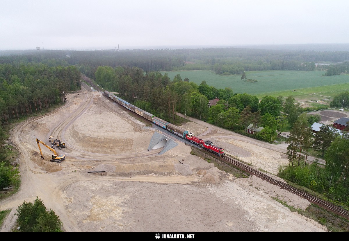 T3533 @ Dragsvik 24.05.2019
Dragsvikin alikulkusillalla on vielä viimeistelytyöt käynnissä!
Avainsanat: T3533 dronekuva kirkniemeläine kaivinkone alikulkutyömaa Dv12_2541 Dv12_2658 paperijuna 20190524