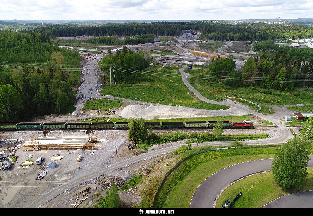 T2869 @ Pippo (Lahti) 29.05.2019
Yksi juna, yksi veturi, yksi alikulkutyömaa, yksi tunnelityömaa, yksi junarata ja muutama autorata mahtuu yhteen kuvaan! :)
Avainsanat: Dv12_2742 loviisalaine dronekuva tasoristeyskuva alikulkutyömaa T2869 hiilijuna 20190529
