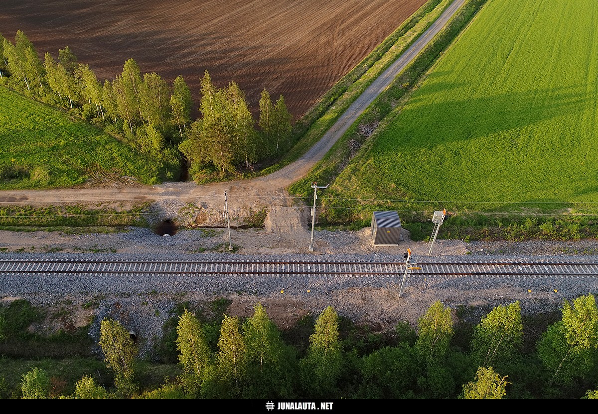 Niska (Nsk) 826+118 @ Utajärvi 05.06.2019
Oulun ja Kontiomäen välille on avattu kolme samanlaista, uutta [i]välisuojastusliikennepaikkaa[/i] joista kuvassa The Niska.
Avainsanat: dronekuva ratapihakuva 20190605
