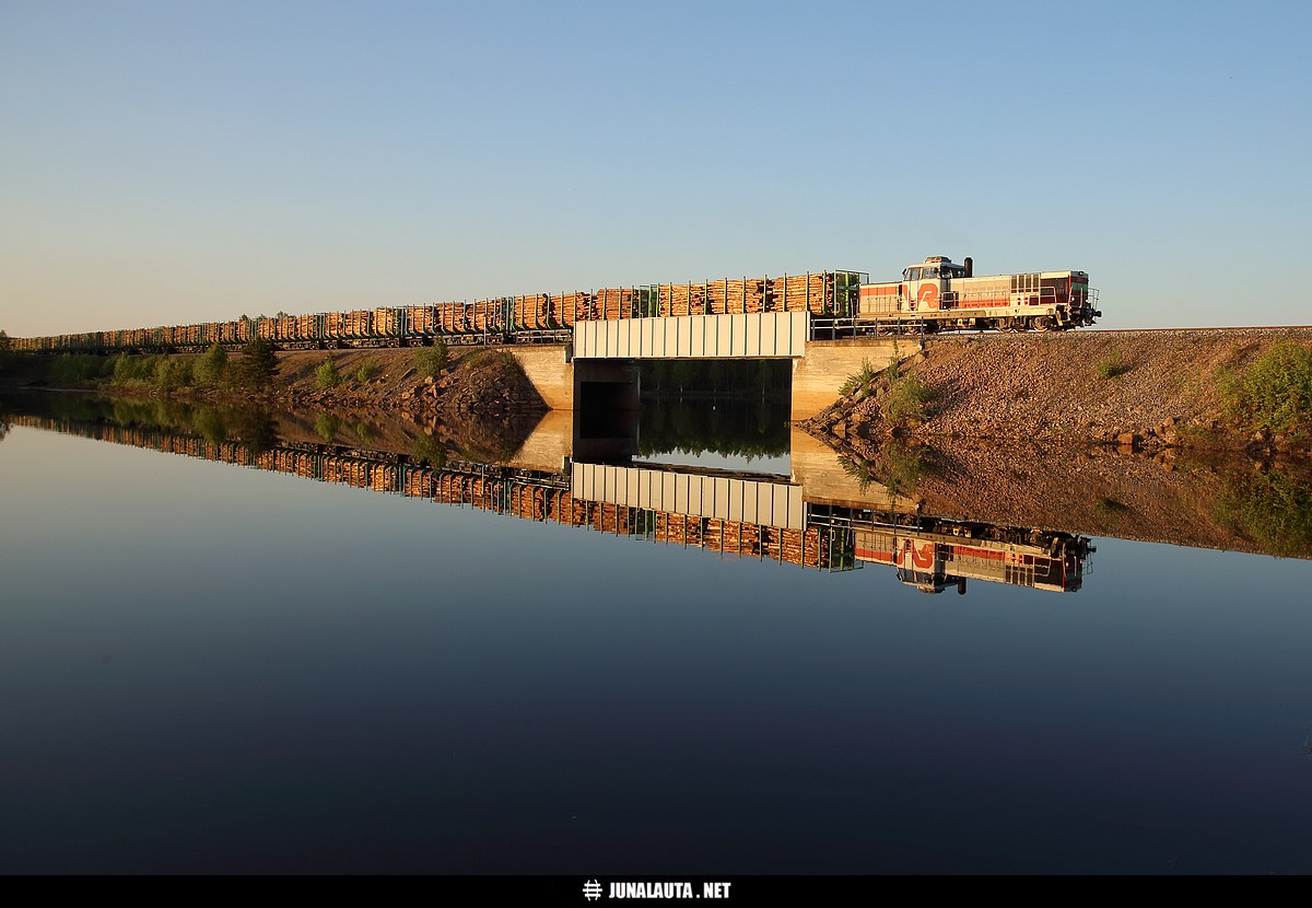 T55138 @ Pello 06.06.2019
Kolarilaine pysähtyi Pellossa poimimaan 13 vaunua peräänsä ja jatkaa nyt matkaansa kohti Kemiä. 
Avainsanat: T55138 kolarilaine pellolaine raakapuujuna pengerkuva Dr16_2811 20190606