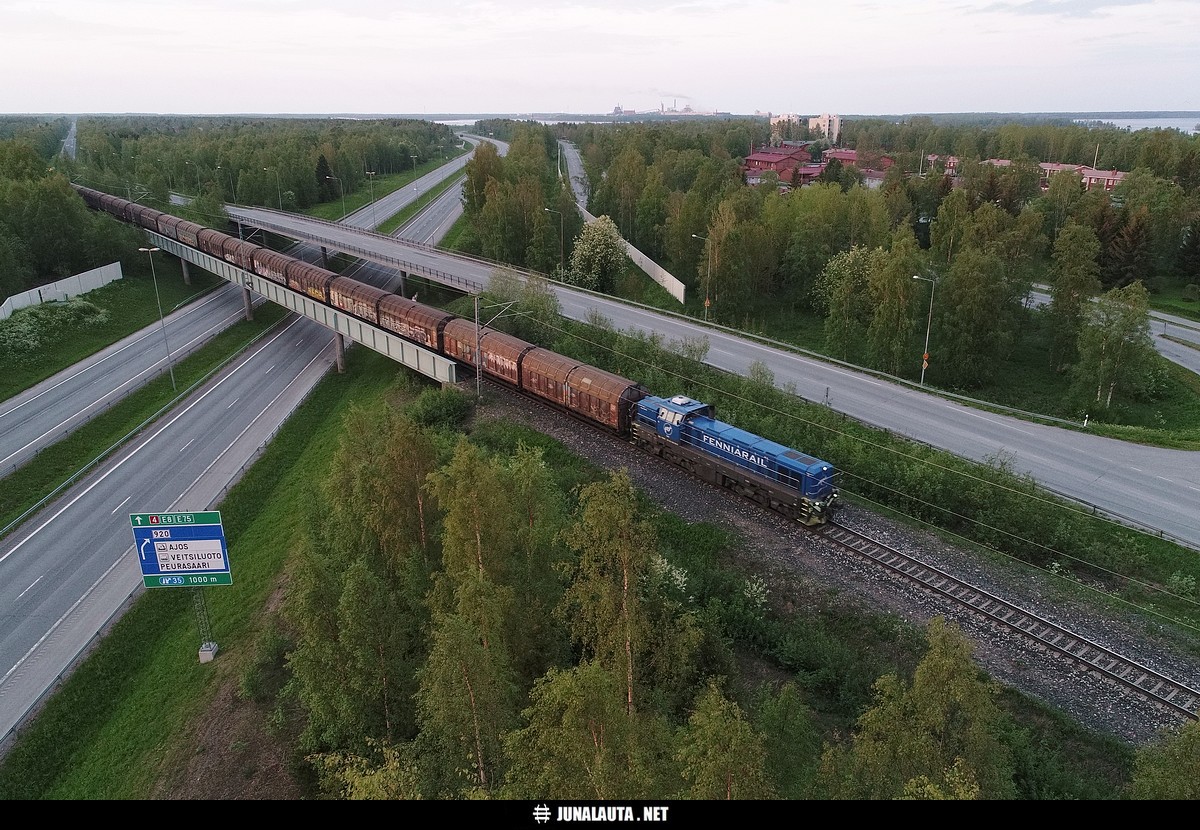 T7015 (Fenniarail) @ Kemi 08.06.2019 klo 03:32
FER jo toista kertaa saman viikon aikana Patokankaalle! :) Noudettava kuorma matkasi vaihteeksi Oulun satamaan. 

Kemin eteläpuoliseen teräslevysiltaan saa siihenkin uuden kuvakulman dronen avulla. Sallittu lentokorkeus on tällä kohdin aina ratapihan pohjoispäähän saakka 50 metriä lentokentän läheisyydestä johtuen. Lentokorkeus tässä kuvassa lienee kuitenkin vain noin puolet sallitusta. Valitettavasti Kemin pohjoispuolinen vastaavanlainen moottoritien ylittävä silta sijaitsee lentokieltoalueen sisällä.
Avainsanat: T7015 Fenniarail dronekuva siltakuva Dr18_101 20190608