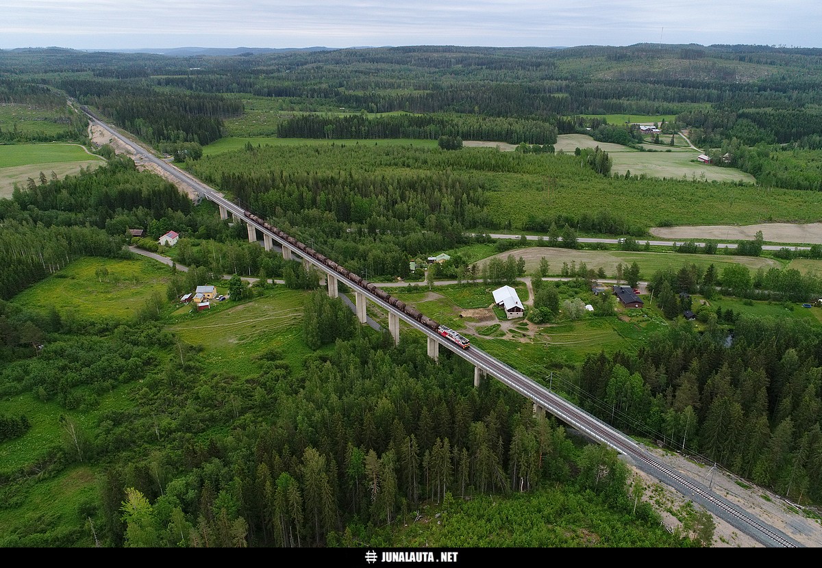 T55536 @ Korpilahti 13.06.2019
Nyt huippaa! Miltäköhän tämä lento olisi näyttänyt VR-lasien kautta... :)
Avainsanat: T55536 öljyjuna siltakuva dronekuva akonniemeläine nokialaine Sr1_3049 20190613