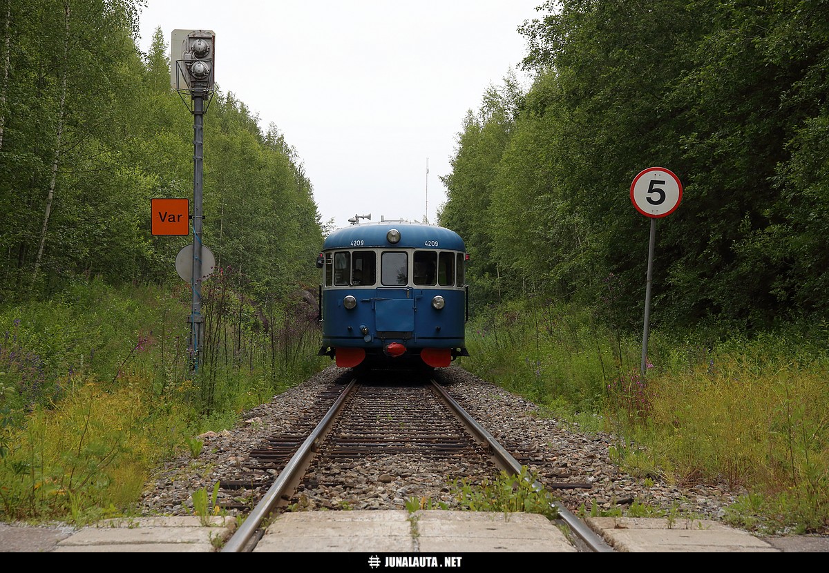 MUS1924 (Dm7) @ Kommila (Varkaus) 08.07.2019 09:20
Lättähattujuna Kommilassa... tai itse asiassa Varkaudessa. Kommilaan(kaan) ei ajettu. Ajamatta jäi myös kolmioraiteen lähes käyttämätön sivu.
Avainsanat: MUS1924 Dm7_4209 Dm7 4185 HMVY PTG-Tours-2019 museojuna lättähattu 20190708
