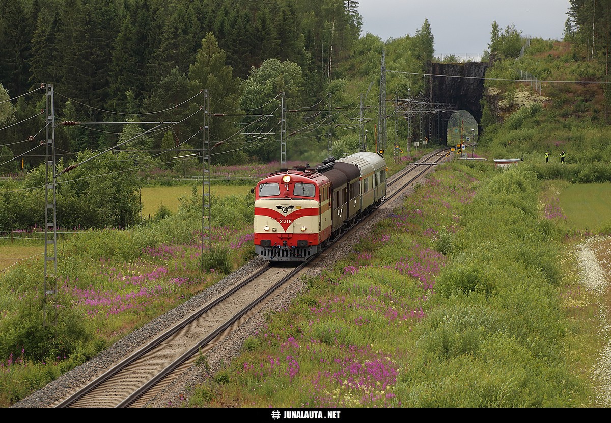 MUS1925 (Dr12 2216) @ Paksuniemi 08.07.2019 14:10
Avainsanat: MUS1925 Dr12_2216 Dr12 HMVY PTG-Tours-2019 museojuna tunnelikuva #harrastajaruuhka 20190708