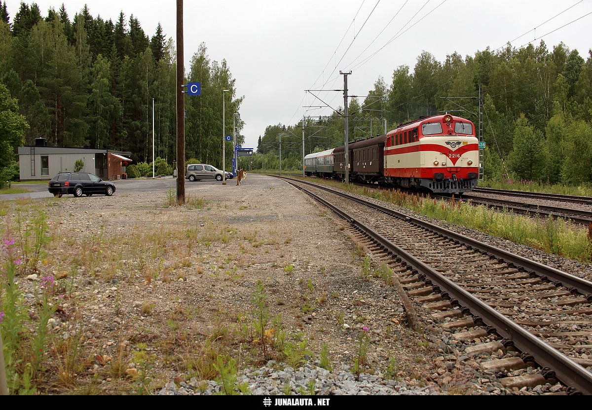 MUS1925 (Dr12 2216) @ Kesälahti 08.07.2019 14:34
Kesälahti, Kesälahti, siinä on kesäloman tahti, ota suunnaksi KESÄLAHTI!
Avainsanat: MUS1925 Dr12_2216 Dr12 HMVY PTG-Tours-2019 museojuna Ezx-vaunu 20190708