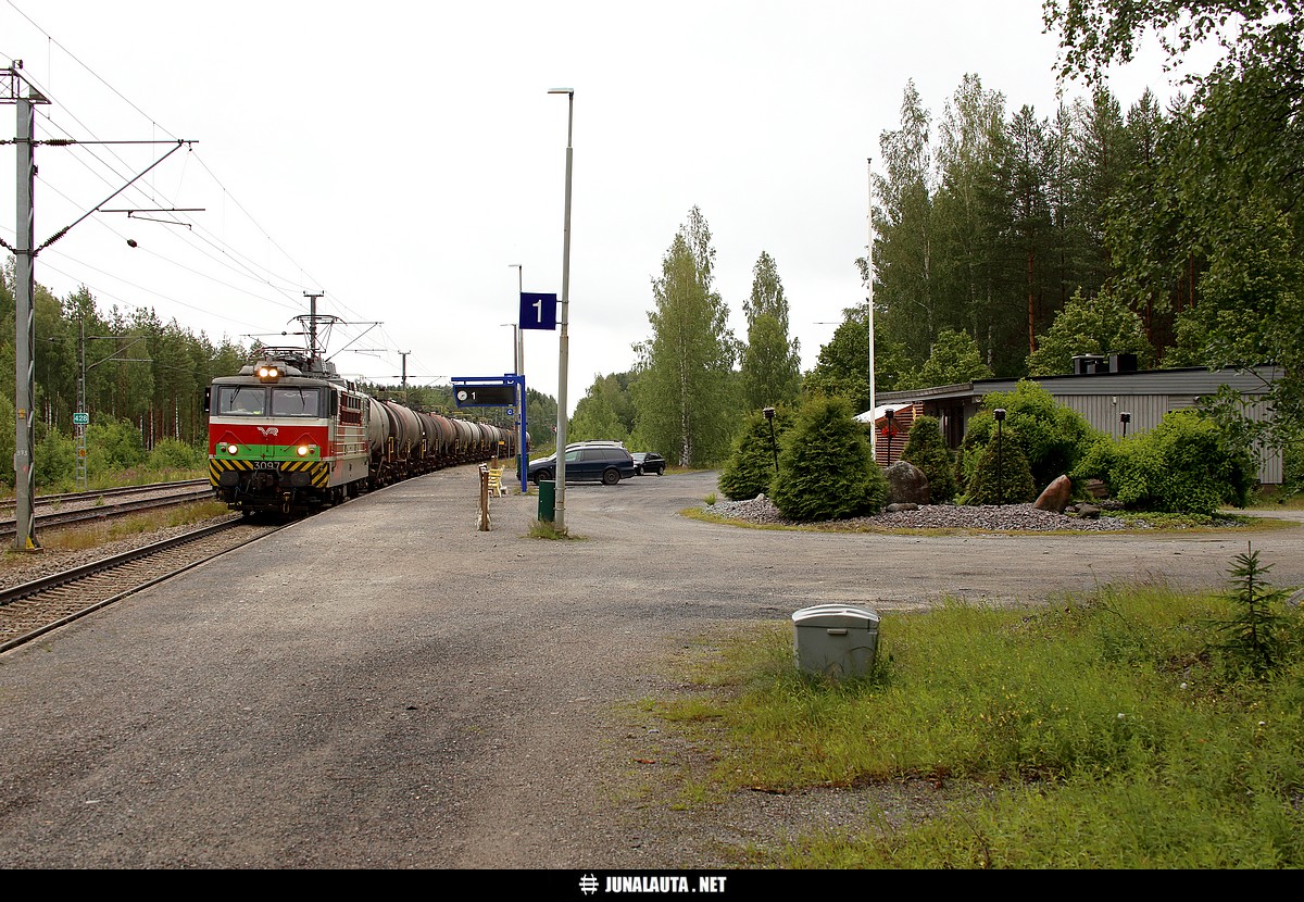 T2728 @ Kesälahti 08.07.2019 14:37
Sama juna hieman aiemmin: [url]http://vaunut.org/kuva/133885[/url] :)
Avainsanat: T2728 Sr1_3097 öljyjuna onttolalaine 20190708