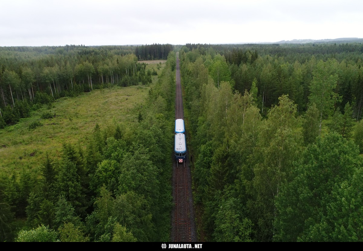 MUS1924 (Dm7) @ Rantasalmi 08.07.2019 10:50
Lättähattujuna radan päätepisteessä Rantasalmella asemalta jonkin matkaa Savonlinnan suuntaan! Sataa, ei sada, sataa, ei sada? Hieman on jo kosteutta linssissä ja maisemat tummansävyisiä...

Tällä paikalla 11 vuotta sitten tapahtunutta: [url]http://junalauta.net/ratapiha/displayimage.php?pid=589[/url] :)
Avainsanat: MUS1924 Dm7_4209 Dm7 4185 HMVY PTG-Tours-2019 museojuna lättähattu SEIS-levy päätepuskin dronekuva 20190708