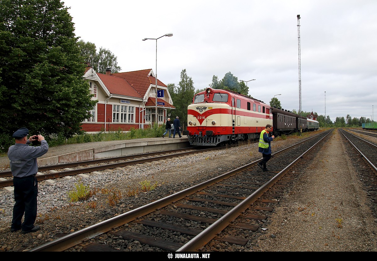 MUS1928 (Dr12 2216) @ Uimaharju 09.07.2019
"Otetaan tästä pojille vaunut orkkiin [i]hieno [url=http://vaunut.org/kuva/134094]kuva[/url][/i]!" :) 

Avainsanat: MUS1928 Dr12_2216 Dr12 HMVY PTG-Tours-2019 museojuna 20190709