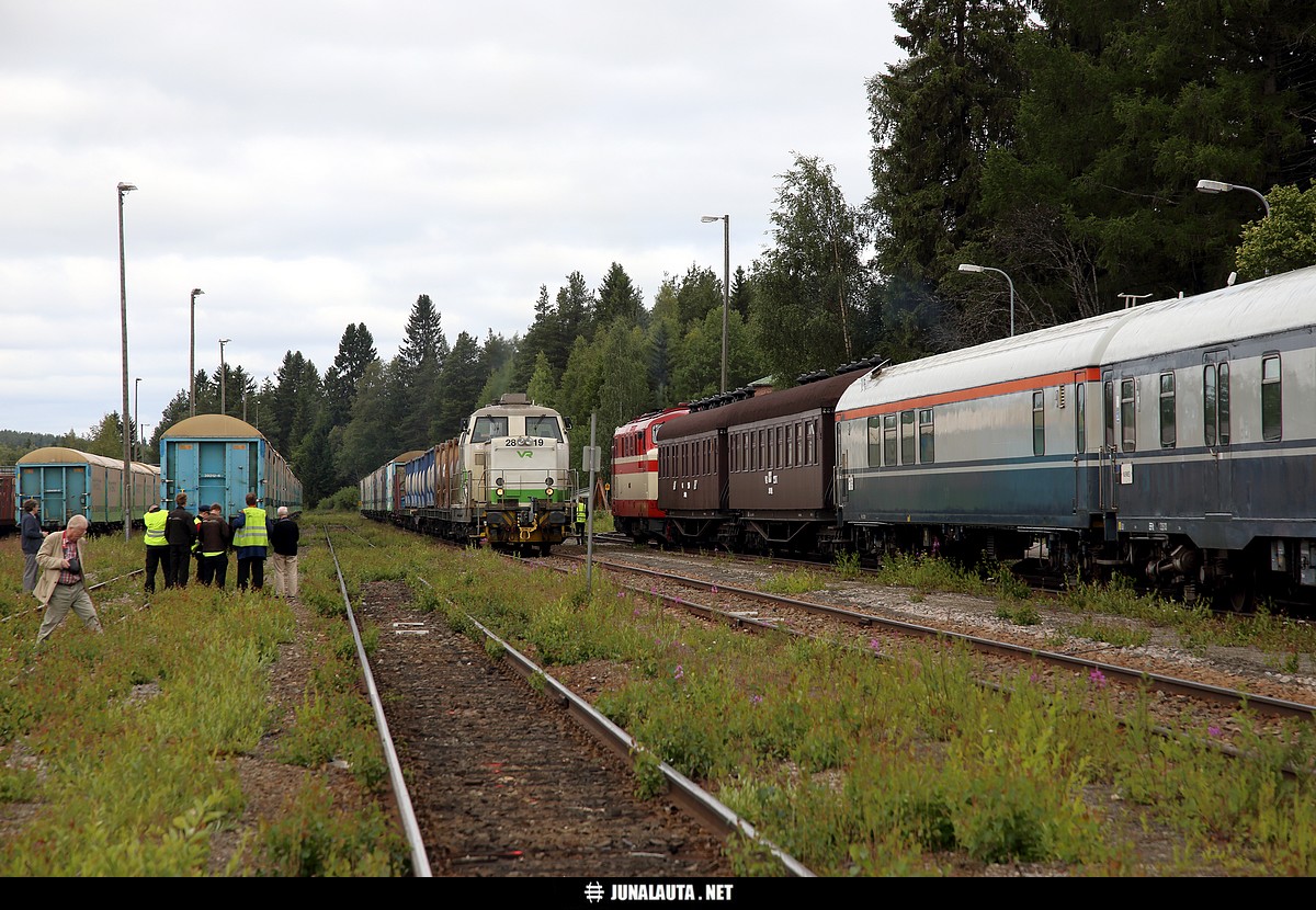 MUS1928 (Dr12 2216) & T5308 @ Lieksa 09.07.2019
Lyhyt kuvaustauko Lieksan asemalla. 
Avainsanat: MUS1928 Dr12_2216 Dr12 HMVY PTG-Tours-2019 museojuna T5308 Dr16_2819 #harrastajaruuhka #kuvausrintama 20190709