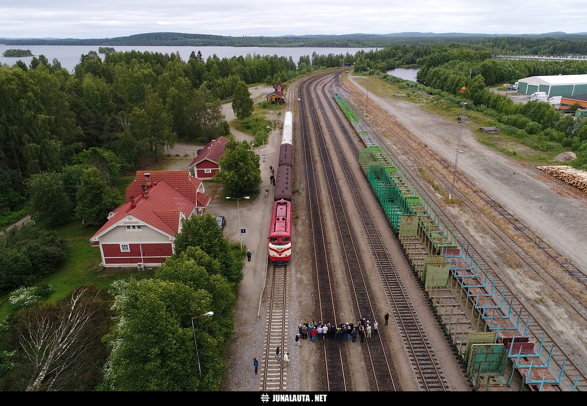 MUS1928 (Dr12 2216) @ Uimaharju 09.07.2019
Kuvauspysähdys Uimaharjussa. 
Avainsanat: MUS1928 Dr12_2216 Dr12 HMVY PTG-Tours-2019 museojuna dronekuva ratapihakuva #kuvausrintama 20190709