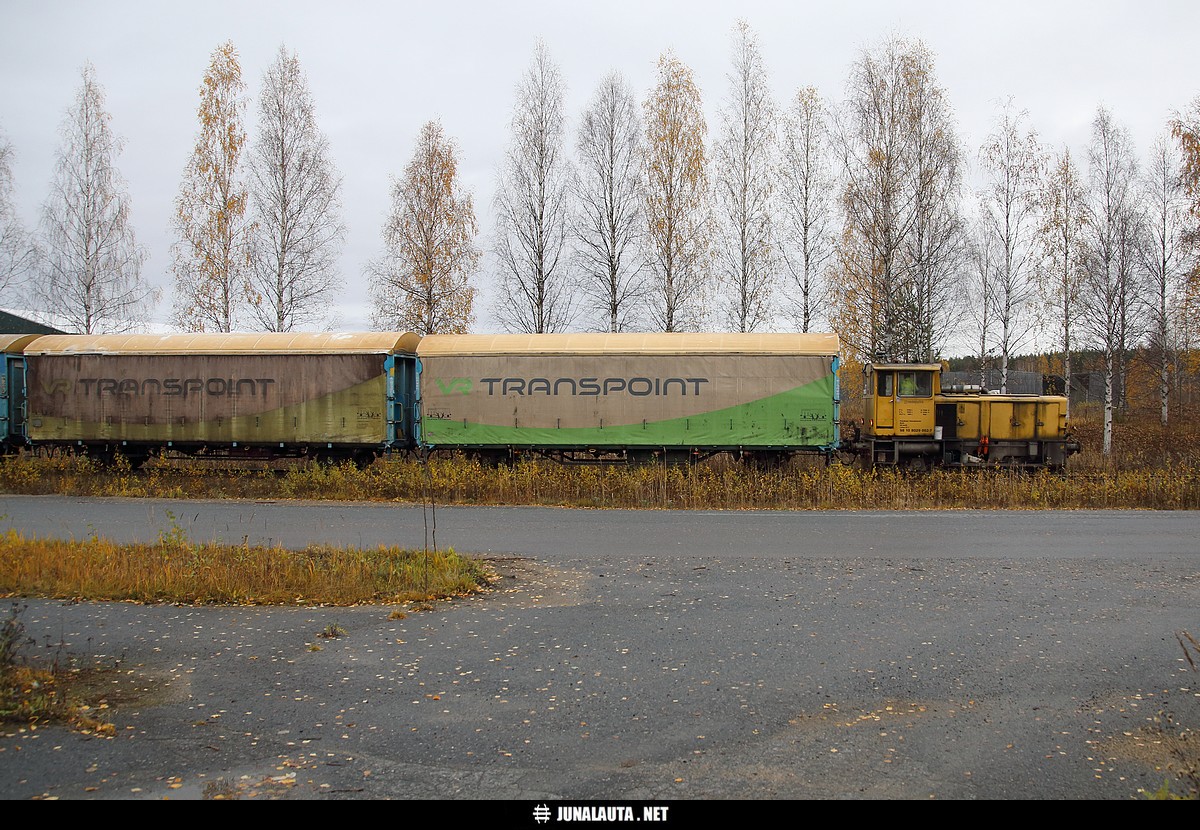 Dr25 (Otso4) @ Puhos (Kitee) 22.10.2019
Puhoksen Veturipalvelun Dr25 järjestelee loppumaisillaan olevan Stora Enson Kiteen sahan sahatavaravaunuja tehtaan portilla. Tällä kertaa Puhoksen asemalle vietiin enää vain kaksi lähtevää vaunua. 

Sahan toiminta loppui lokakuun lopussa. Veturipalvelun tulevaisuus lienee vielä avoin liimatehtaan vaihtotöiden osalta?

Dr25 98108029002 vuonna 2011: [url]http://www.vaunut.org/kuva/68901[/url]
Avainsanat: Dr25 Dr25_98108029002 pienveturi yksityisveturi PuhoksenVeturipalveluOy Otso4 sahatavarajuna vaihtotyöliikenne vaihtotyöliikenne_Pus puhoslaine 20191022