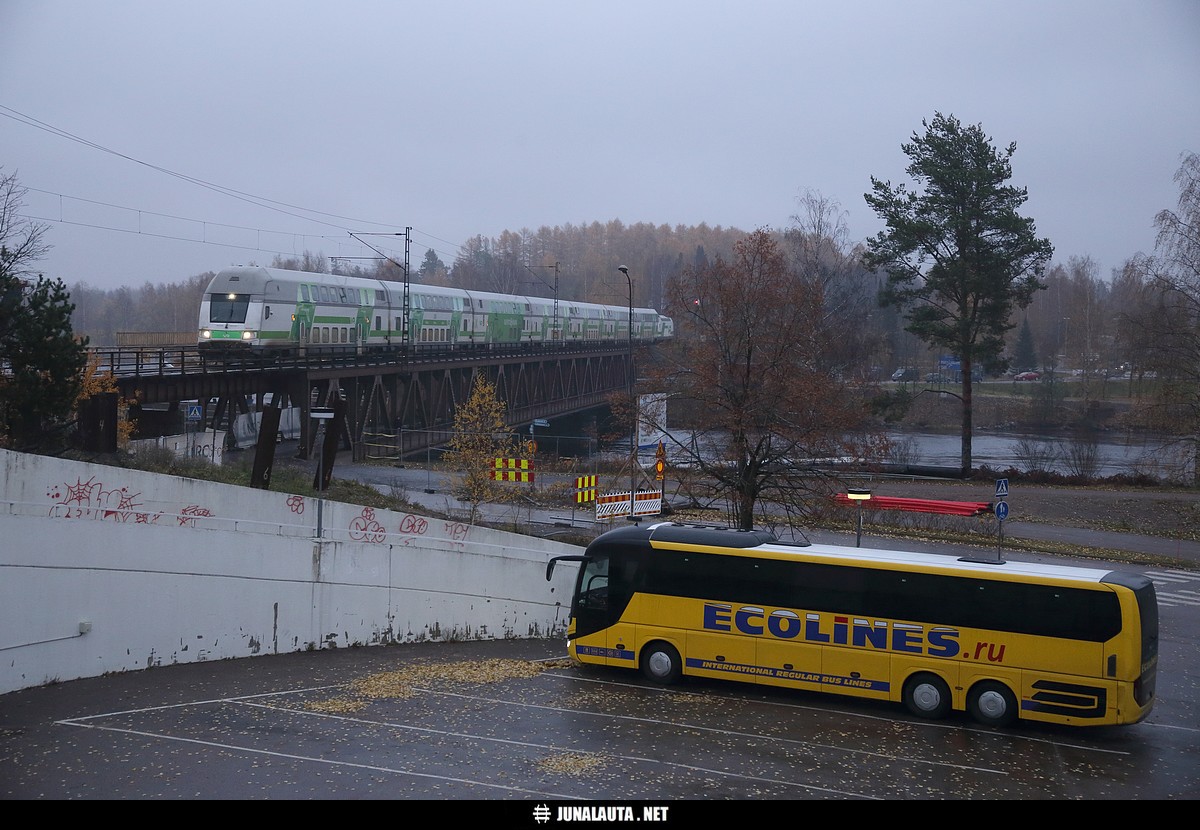 IC10 @ Imatra 22.10.2019
Huhtikuusta saakka [url=https://ecolines.net/fi/fi]ECOLINES[/url] on liikennöinyt Pietarista Lappeenrannan kautta Imatralle pysähtyen Lappeenrannassa lentoasemalla, keskustassa ja matkakeskuksessa, Joutsenossa Holiday Club Saimaan luona ja Imatralla kylpylällä sekä täällä matkakeskuksessa. Kalustona tällä hetkellä MAN Lion's Coach! :)

[url]https://www.instagram.com/p/B4NxKvqHbVq/[/url]
Avainsanat: IC10 bussikuva siltakuva Sr2_3208 kerrossilta 20191022