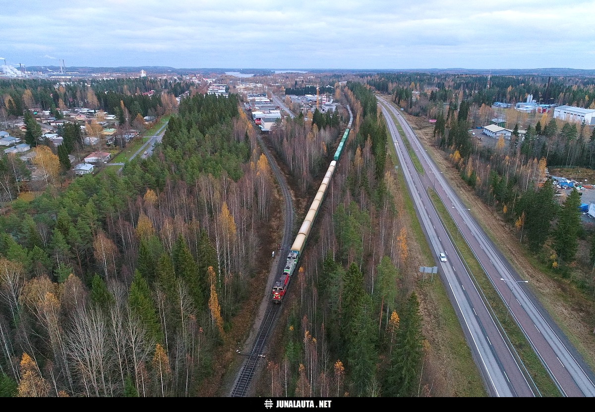 T4233 @ "Hurusrata" (Varkaus) 24.10.2019
Kommilalaine Hurusradalla Lehtoniemen ja Kommilan välillä, kolmioraiteen pohjoisnurkkauksessa! :)

Sivu Varkauden asemalta on ollut käyttämättömässä tilassa johtuen vaihteen käsikäyttöisyydestä.
Keywords: T4233 kommilalaine Dv12_2663 dronekuva 20191024