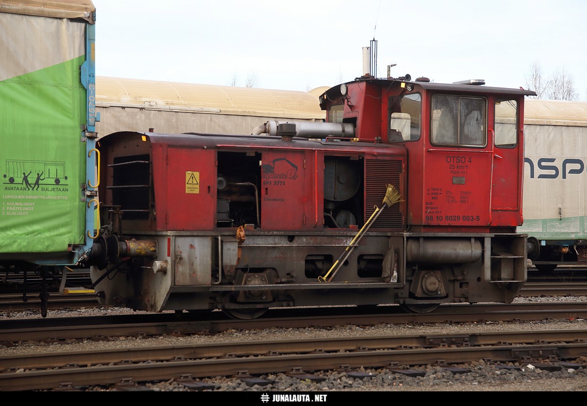 Dr25 (Otso4) @ Uimaharju 25.10.2019
Vähiin käy ennen kuin loppuu - Otson työt nimittäin! Tällä kertaa nostettiin lähtevä selluvaunuroikka melkein aseman eteen! :) Yleensä Otso piileskelee vaunuroikkien takana ja viettää siellä myös siestaansa. Kaikki vaihtotyöt tunnutaan hoitavan pohjoispään vaihteiden kautta. Tyhjät selluvaunutkin viedään veturi edellä Uimaharjun ympyrän muodostavaa tehdasraiteistoa hyödyntäen.
Avainsanat: Dr25 Dr25_98108029003 pienveturi yksityisveturi PuhoksenVeturipalveluOy Otso4 20191025 vaihtotyöliikenne vaihtotyöliikenne_Uim