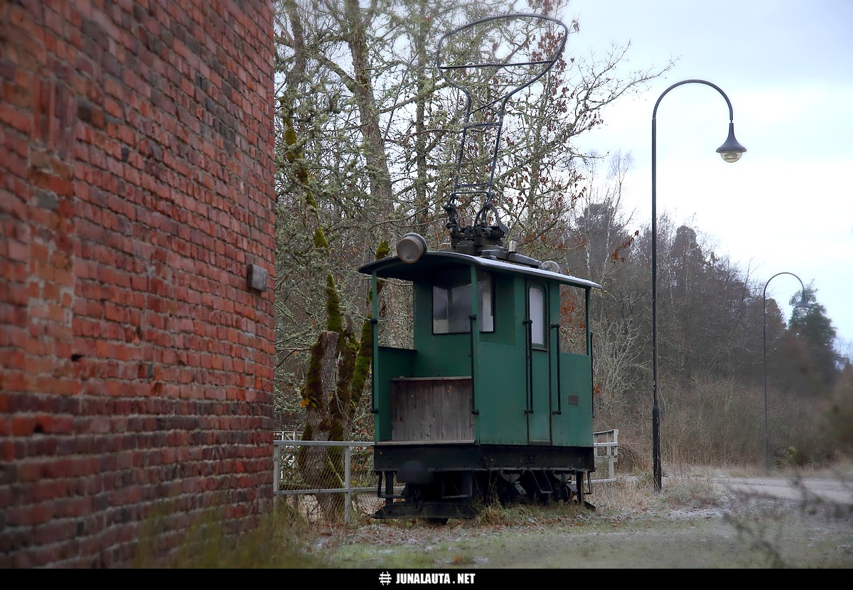 Sähköveturi Mustiolla!
ALLGEMEINE ELEKTRICITÄTS-GESELLSCHAFT No178 Berlin. 1903

Vuonna 2003 Mustion kyläyhdistys ry:n aloitteesta kunnostettu Mustion Ruukin "Pässi"-sähköveturi [i]Mustion Ruukinkadun[/i] sillan vieressä.
Avainsanat: 20191031 rataverkon_ulkopuolella ns.muistomerkkiveturi kapearaiteinen 600mm