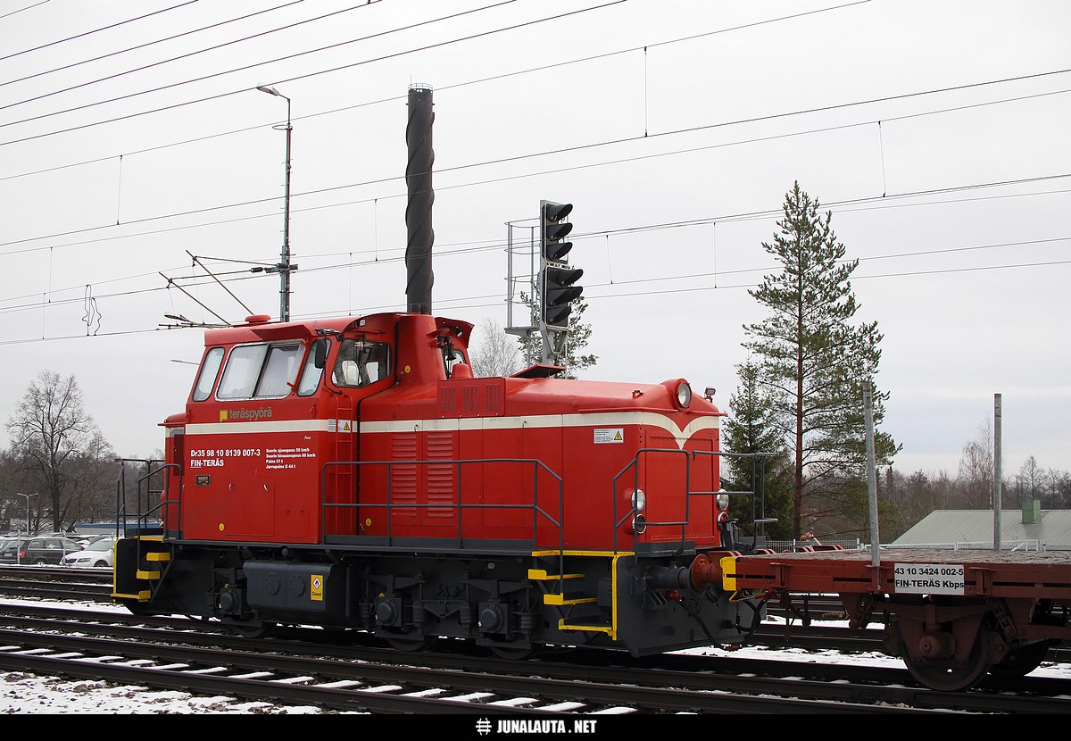 MOVE-66 nro 666 @ Kouvola 16.12.2019
Lisää "uusia" vetureita Uimaharjuun Enocell:lle! 
Avainsanat: T7261 Dr35 Dr35_98108139007 Teräspyörä pienveturi yksityisveturi Move66 piippukuva 20191216