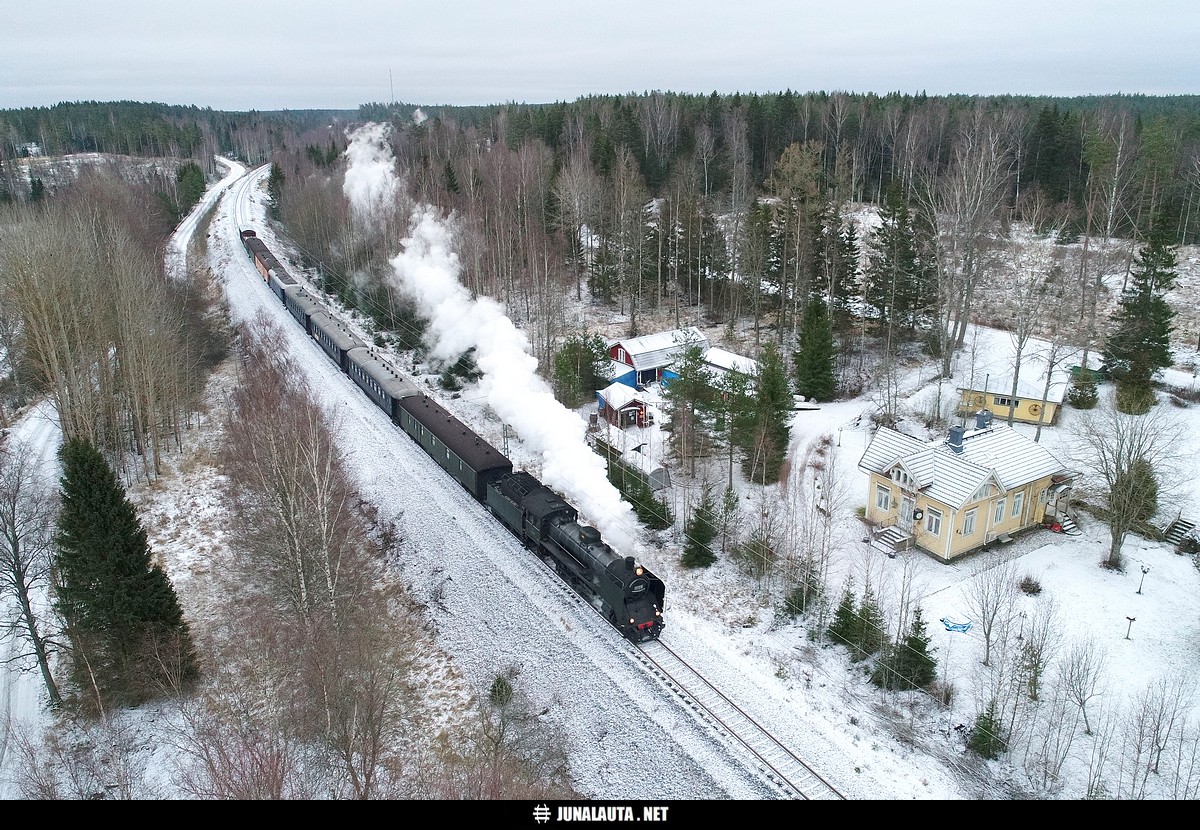 Hr1 1009 "Ukko-Pekka" @ Kuovila (Skogböle) 27.12.2019
Tammisaaren lastenpuiston entinen piharautatie kohtaa Höyryveturimatkojen "Ukko-Pekka" 1009:n! :)
Avainsanat: höyryjuna höyryveturi museojuna Hr1_1009 Höyryveturimatkat1009 dronekuva MUS1943 20191227