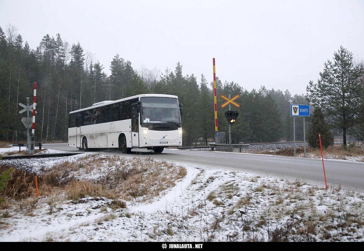 Volvo B12M @ Hiidenmäki 30.01.2020
Lieneekö tasoristeyksen varaosapuomin toinen puolisko Hangossa? :)
Avainsanat: tasoristeyskuva bussikuva 20200130