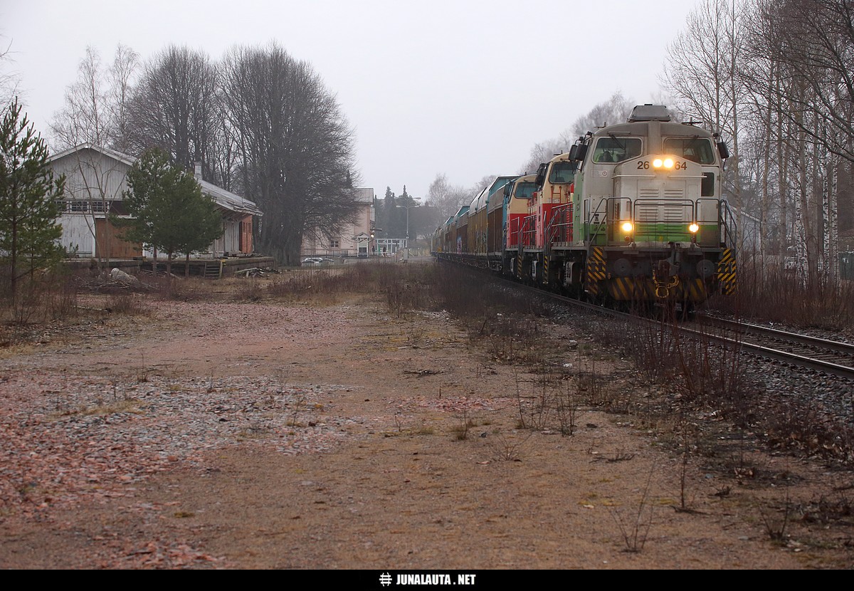 T3533 @ Tammisaari 09.03.2020
Kolmivetopäivä Hankopaanalla neljän junaparin ja kolmen eri veturikolmikon voimin! :)
Avainsanat: T3533 20200309 paperijuna kirkniemeläine Dv12_2664 Dv12_2747 Dv12_2744