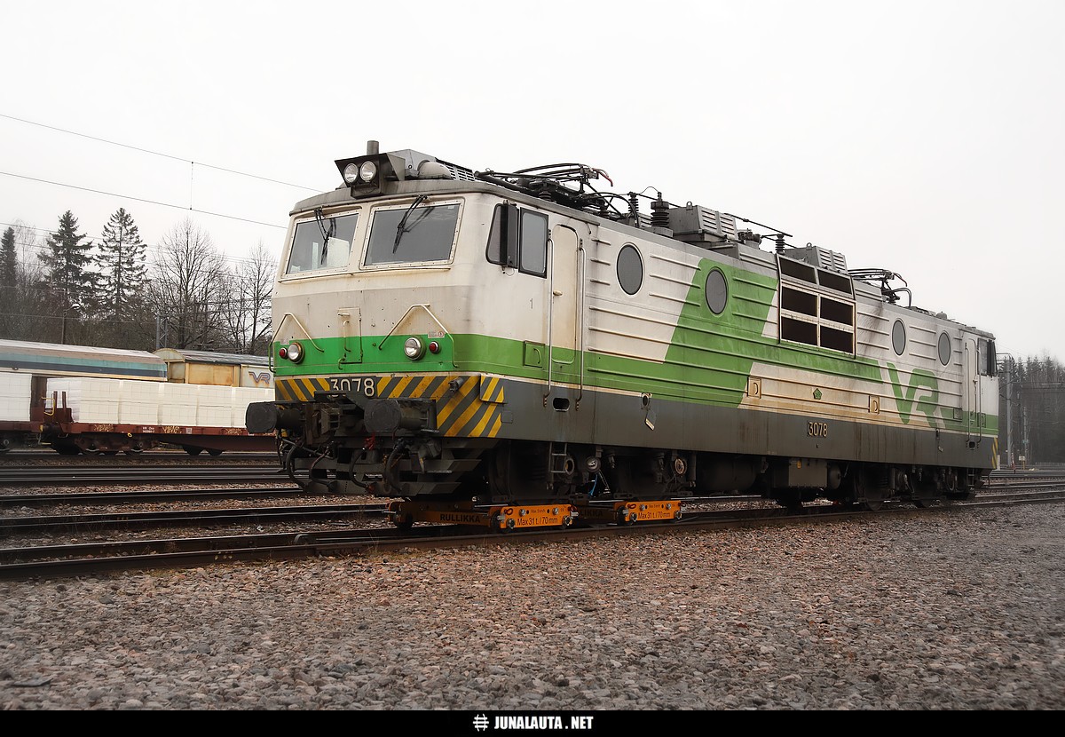 Sr1 3078 @ Inkeroinen 11.03.2020
Laakerivaurioitunut veturi odottamassa jatkotoimenpiteitä! Milloin lienee saapunut, mistä junasta lie ja milloin lie jo viety pois...
Avainsanat: Sr1_3078 rullikka kalustovaurio 20200311