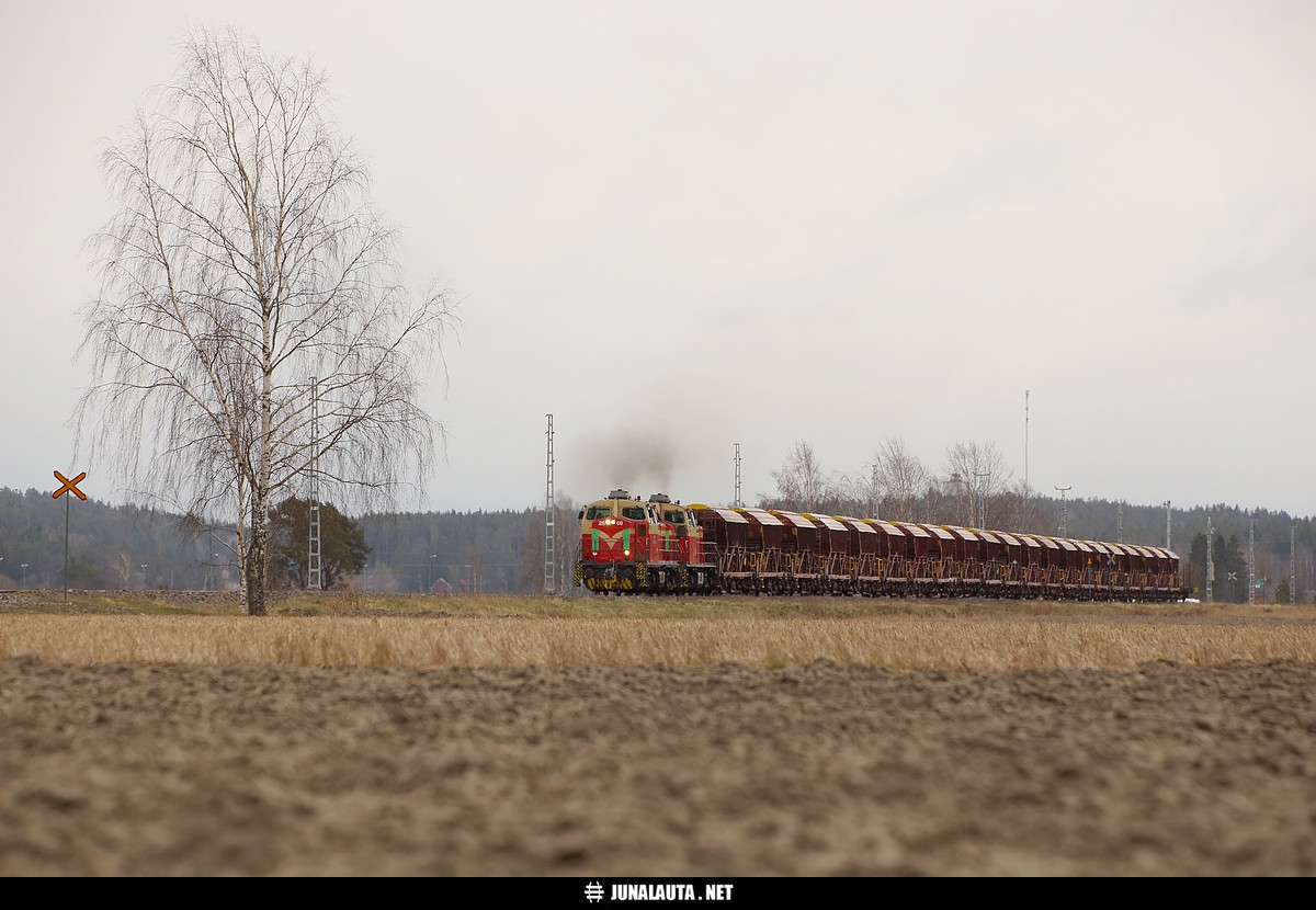 T3553 @ Nousiainen 28.04.2020
Avainsanat: Dv12_2608 Dv12_2754 T3553 kaupunkilaine viljapeltokuva 20200428 sähköistystyömaa