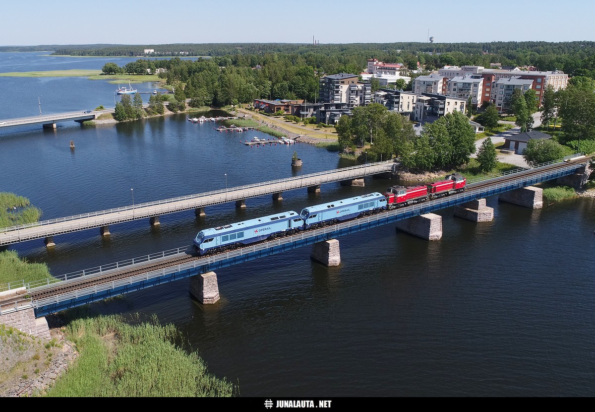 MV58111 (Operail) @ Tammisaari 25.06.2020
Ei sitä parasta ruutua... Kropataan vielä hieman... :) 

Mahtoiko Knipanissa olla sivukuvausrintama? :)
Avainsanat: MV58111 Operail siltakuva dronekuva 20200625 Dv12_2546 Dv12_2514 Dr20_29010 Dr20_29008 Dr20