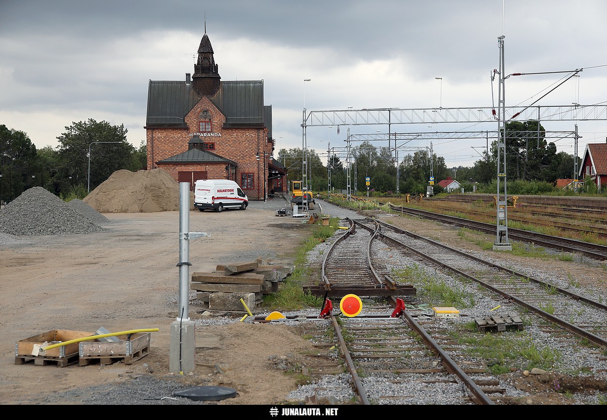 Haaparannan laituriremonttia 22.07.2020
Suomalainen ei todellakaan usko ennen kuin näkee - ja nyt se on nähty: Laiturityöt ovat käynnistyneet Haaparannan asemalla ensi keväänä Ruotsissa uudelleen aukeavaa henkilöjunaliikennettä silmällä pitäen!

Mutta aukeaako se ensi keväänä - se pitää mennä silloin uudelleen näkemään! :)
Avainsanat: 20200722 ratapihakuva 1435mm ratatyömaa