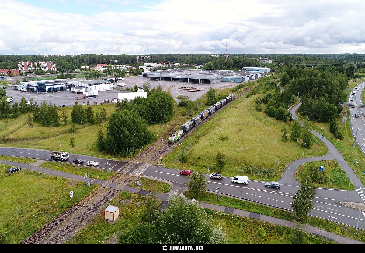 PAI65853 @ Naantali 30.07.2020
Naantaliin on ollut T-A-V-A-R-A-J-U-N-A_liikennettä viimeksi alkuvuodesta 2017 - JA NYT TAAS!! :)
Avainsanat: PAI65853 naantalilaine viljajuna Dv12_2660 PAI-liikenne tasoristeyskuva dronekuva Ezx-vaunu 20200730