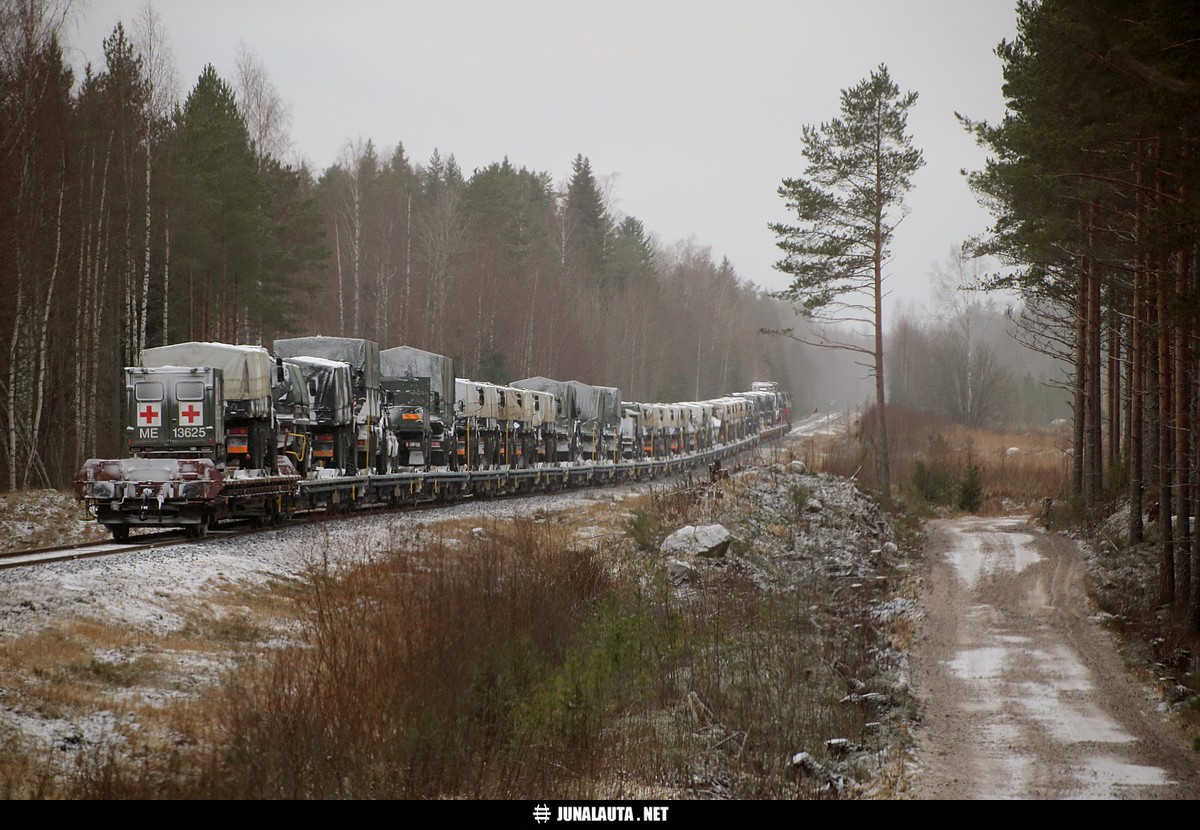 T48xx @ Kuusijoki (Jämijärvi) 27.11.2020
Päivän toinen paluujuna Niinisaloon: Tämä juna istuu tähän maisemaan kuin panssarinyrkki silmään! Luntakin juuri sopivasti! Pienellä raivaustoimenpiteellä on saatu aikaiseksi uusi muikea teletötteröintiaukko! :)
Kyllä tässä kelpaisi sihtailla muunlaisiakin junia, mutta koska niitä ei nyt vain tällä radalla kulje, niin kuvataan sitten näitä kuvassa näkyviä junia, silloin harvoin kun niitä sattuu kulkemaan... :)

Juna kärsi Ylivallista lähdön jälkeen veturivioista hyytyen linjalle ennen Parkanoa ainakin pari kertaa eikä tahtonut enää oikein kulkea. Myös Pihnarin jälkeen juna pysähtyi linjalle useiksi minuuteiksi. (... ?!)
Avainsanat: T48xx 20201127 sotilasjuna Dv12_2546 Dv12_2521