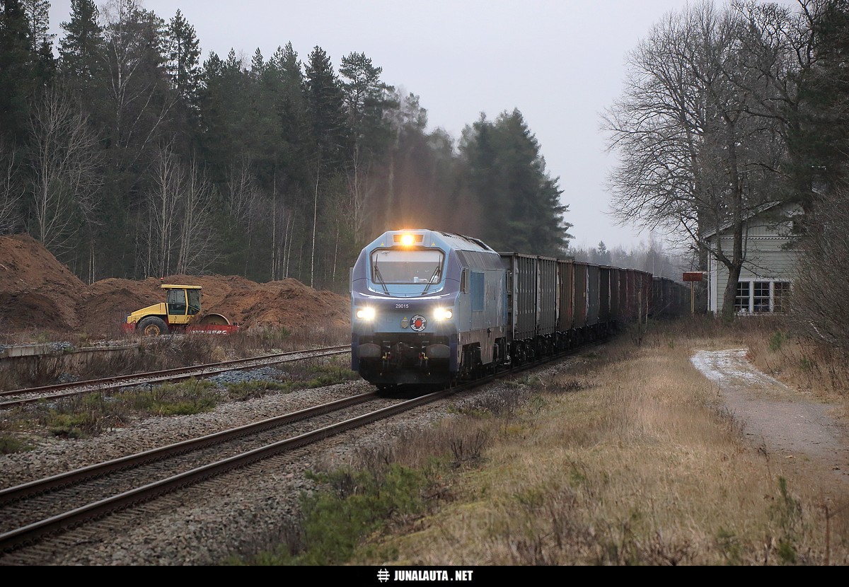 T7306 (Operail) @ Mustio 14.12.2020
Mustion ratapihalla tapahtuu... Paikalla kaivinkoneita, dumpperi, jyrä ja liuta työmiehiä. Sepelivuori alkaa kasvaa ja metsää on kaadettu myös radan tältä puolen. Onko Hangon radan sähköistystyöt aloitettu, tuleeko tänne SA?
[i](Vastaus: Mustion tasoristeysten korvaaminen alikululla on käynnistynyt, uusi tieyhteys Bredvikintielle on jo hahmotettavissa radan pohjoispuolella.)[/i]

Operail:n veturiongelmat jatkuvat: Juna on jo nyt myöhässä ja myöhästyi lisää. Karjaan tulotolpalla jouduttiin pysähtymään ja jalkautumaan, lisäksi nousumäen kiipeäminen ensi yrittämällä onnistui niin täpärästi, että GPS näytti jo nopeutta 0 km/h! :)
Avainsanat: T7306 Operail Dr20 Dr20_29015 hiilijuna 20201214 koverharilaine