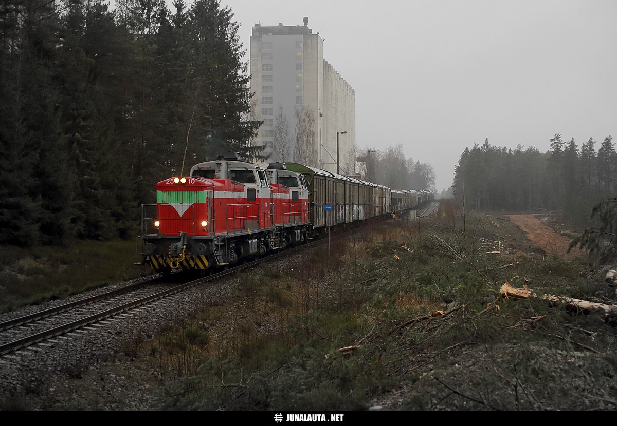T3533 @ Mustio 16.12.2020
Mustion tasoristeyksiä korvaava tieyhteys alkaa hahmottua radan pohjoispuolelle. Alikulku tullaan rakentamaan vartioidun tasoristeyksen eteläpuolelle.
Avainsanat: T3533 Dv12_2510 Dv12_2532 kirkniemeläine paperijuna viljavarasto 20201216 linjavaihdemerkki